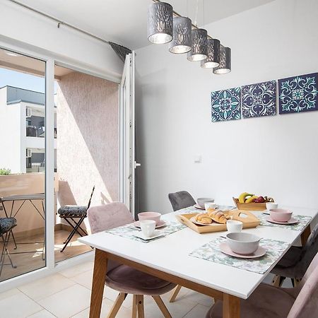 Stylish City Stay With Balcony & Free Parking プーラ エクステリア 写真