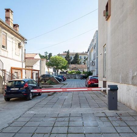Stylish City Stay With Balcony & Free Parking プーラ エクステリア 写真