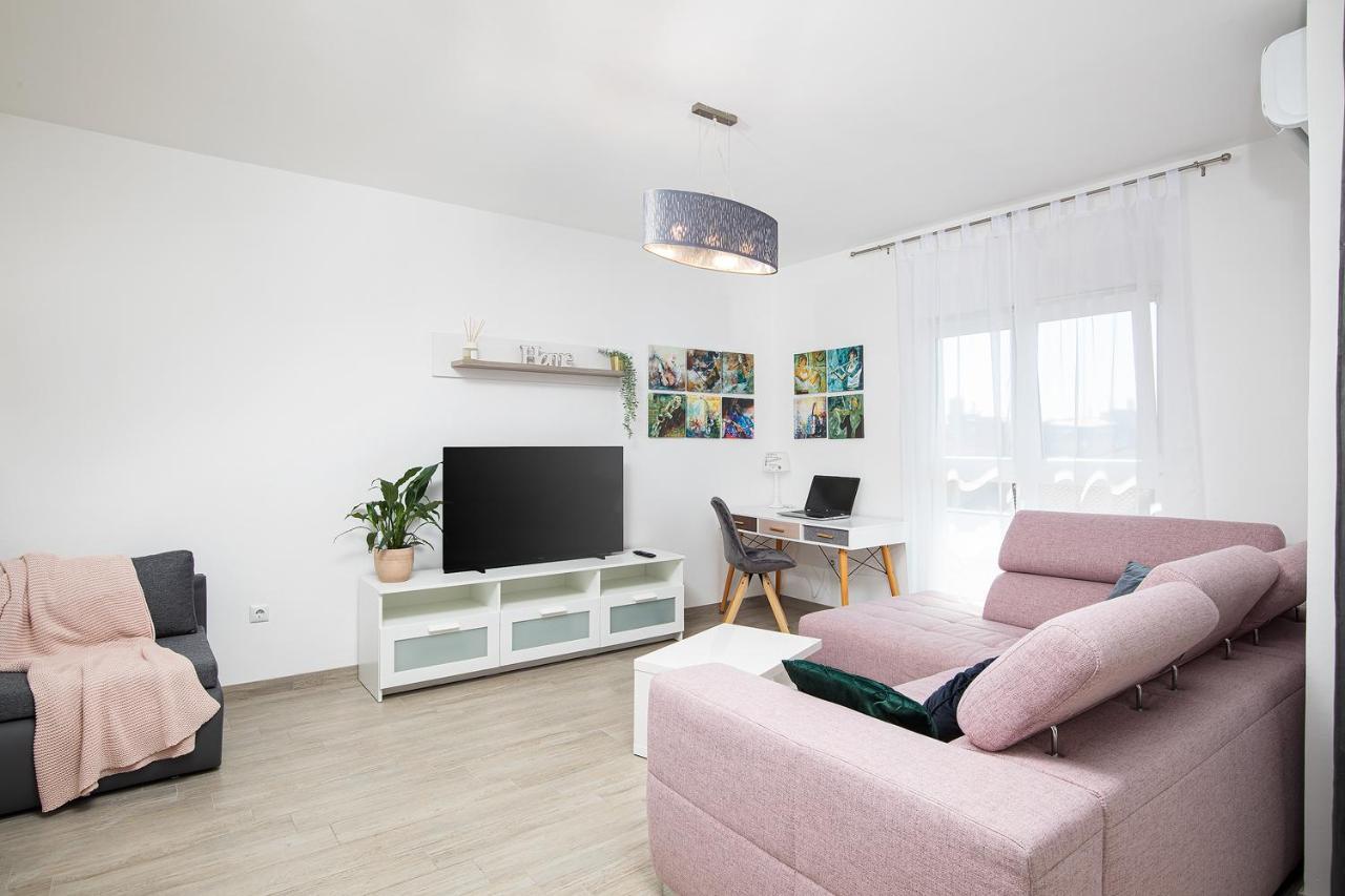 Stylish City Stay With Balcony & Free Parking プーラ エクステリア 写真
