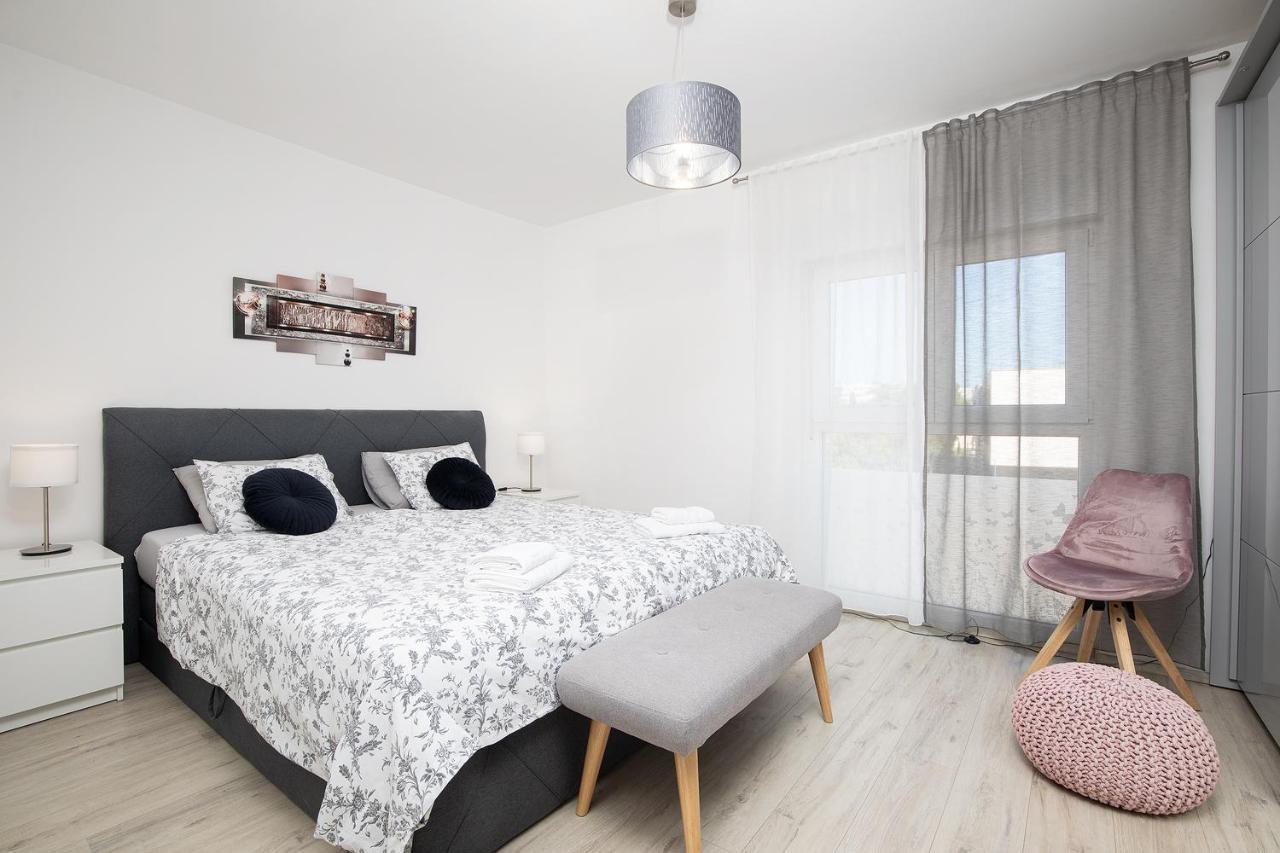 Stylish City Stay With Balcony & Free Parking プーラ エクステリア 写真