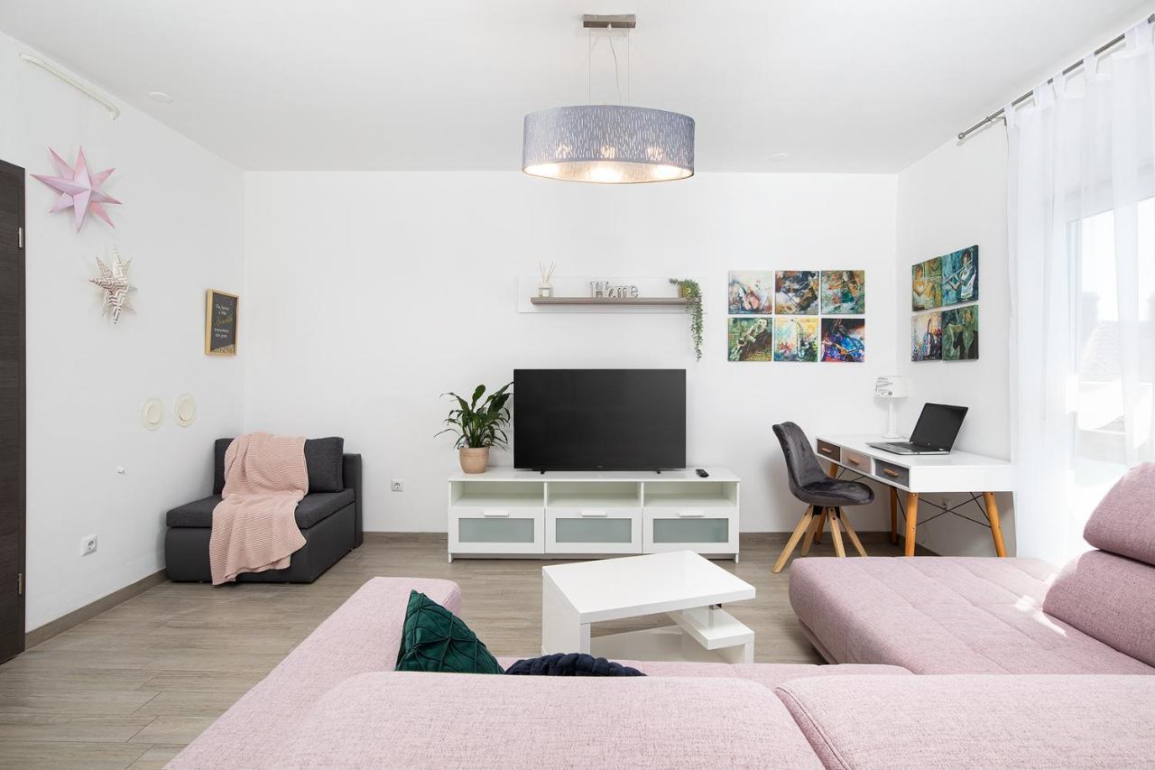Stylish City Stay With Balcony & Free Parking プーラ エクステリア 写真