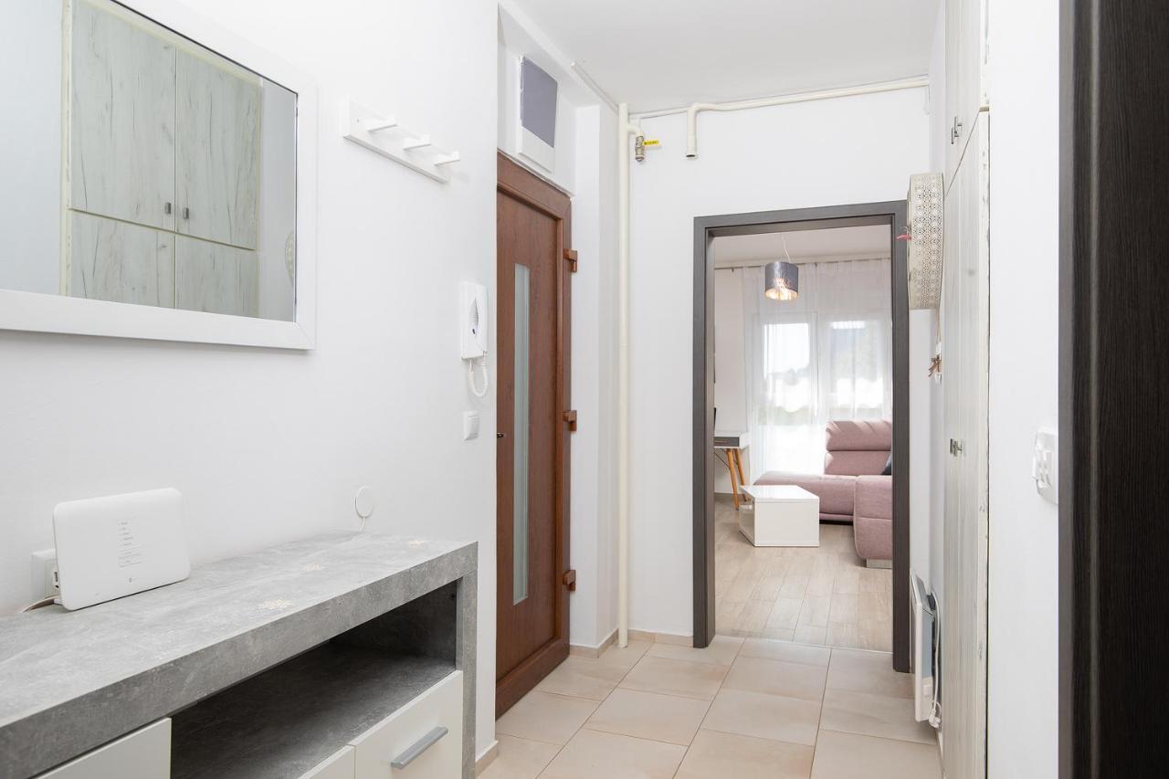 Stylish City Stay With Balcony & Free Parking プーラ エクステリア 写真